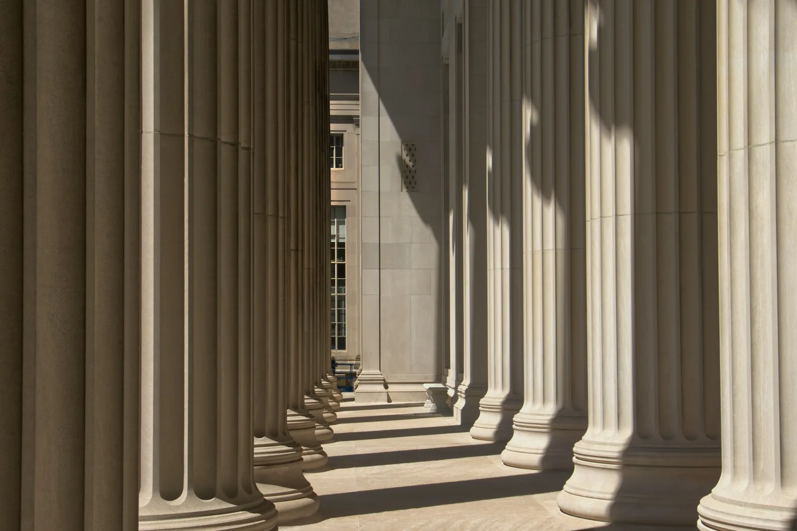 Rangée de colonnes de pierre dans la lumière du matin