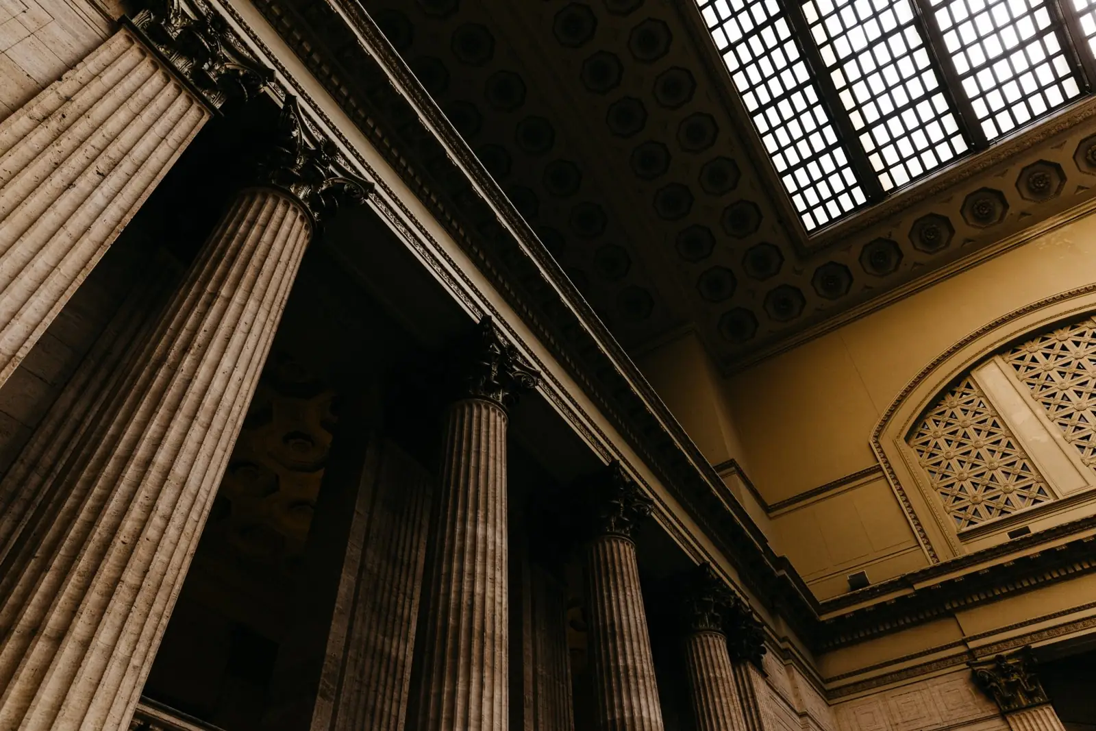 Colonnes et plafond à caissons d'un bâtiment classique