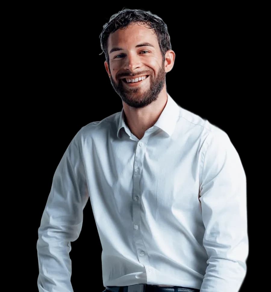 Maître Nathan Milhiet, avocat au Barreau de Montpellier, souriant