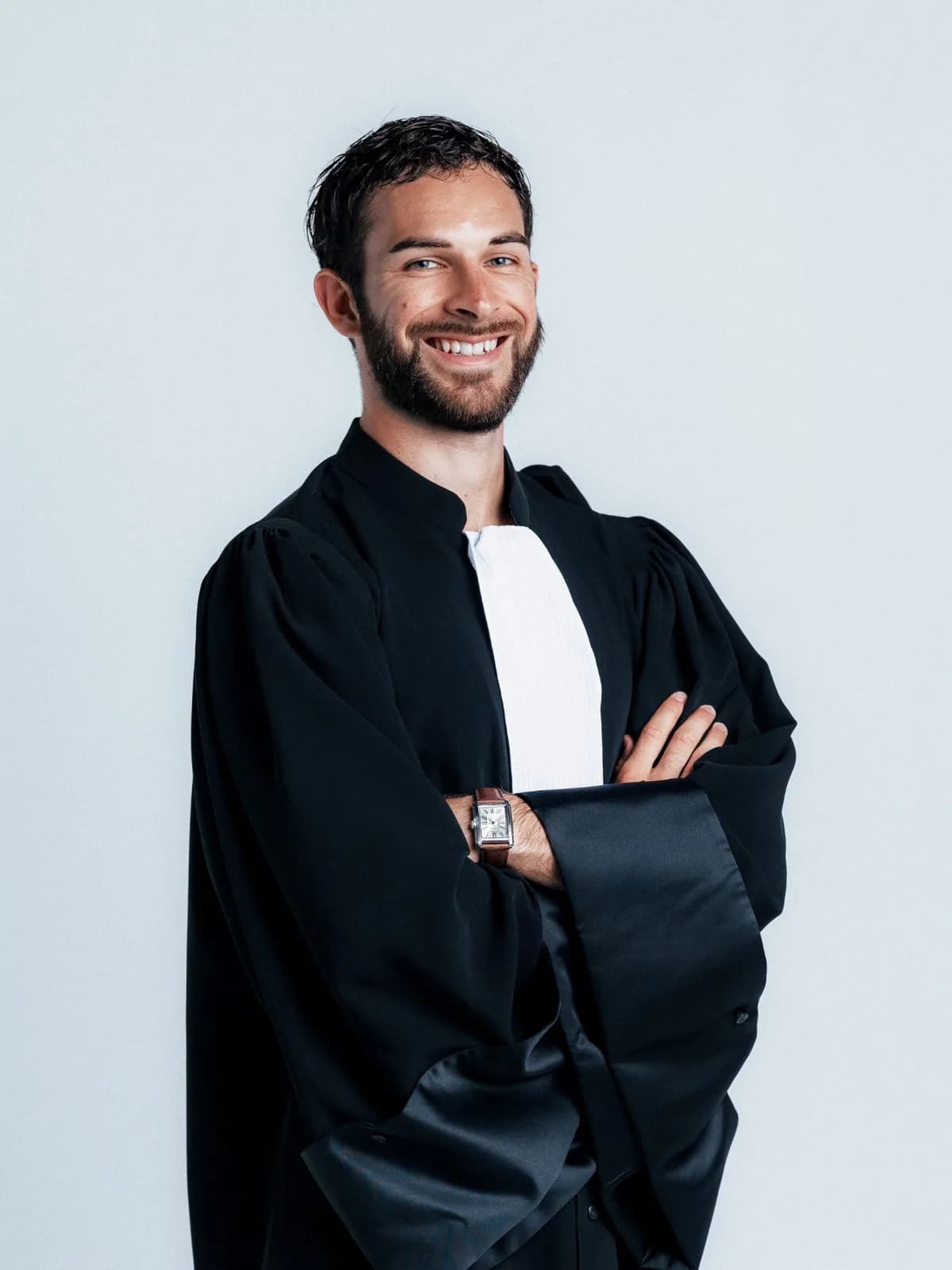 Maître Nathan Milhiet en robe d'avocat, bras croisés